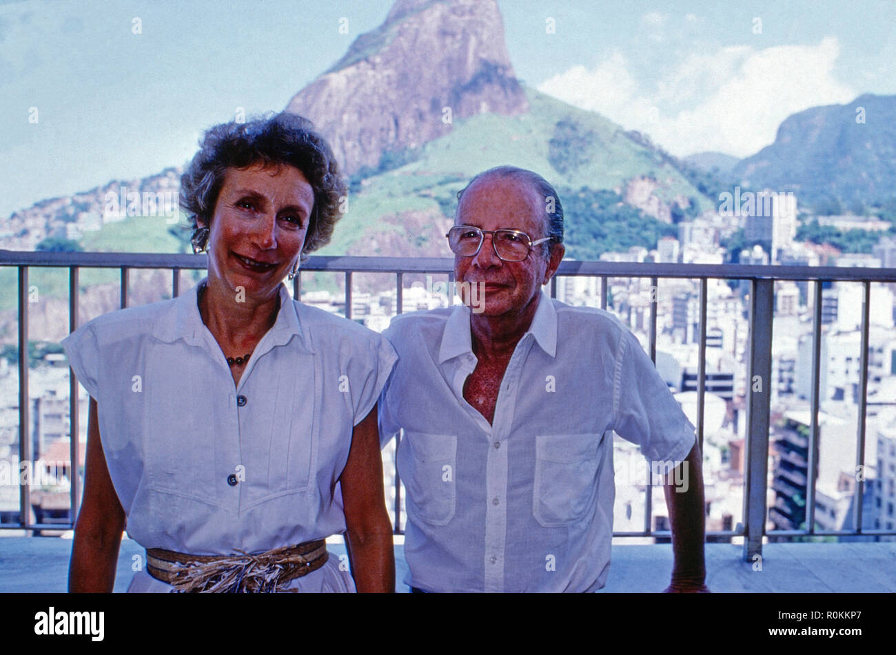 Der brasilianische Juwelier Hans Stern mit Ehefrau Ruth in Rio de Janeiro, Brasilien 1990. Brazilian jeweler Hans Stern with his wife Ruth at Rio de Janeiro, Brazil 1990. Stock Photo