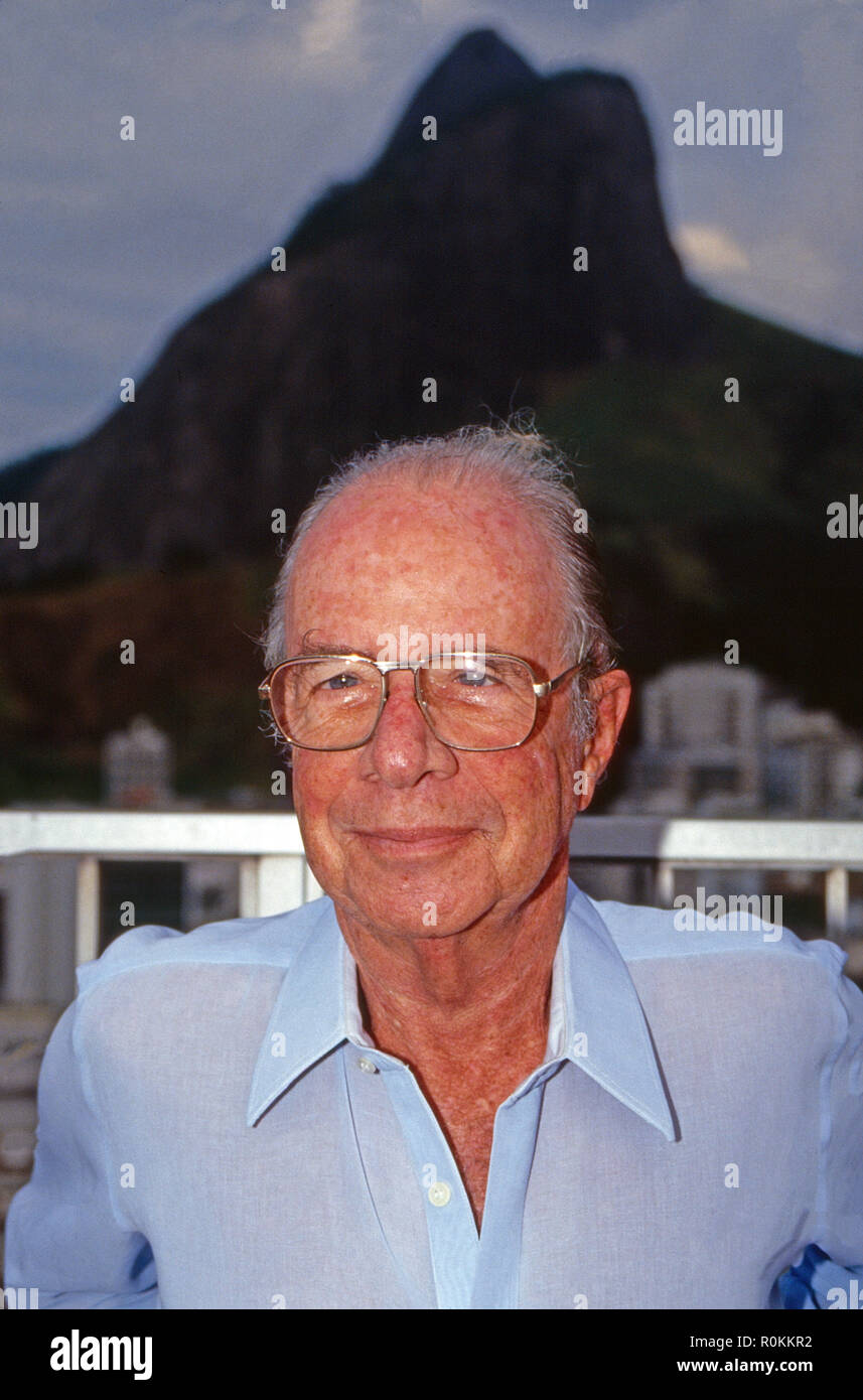 Der brasilianische Juwelier Hans Stern vor dem Zuckerhut in Rio de Janeiro, Brasilien 1990. Brazilian jeweler Hans Stern with Copa Cabana in the background, Brazil 1990. Stock Photo