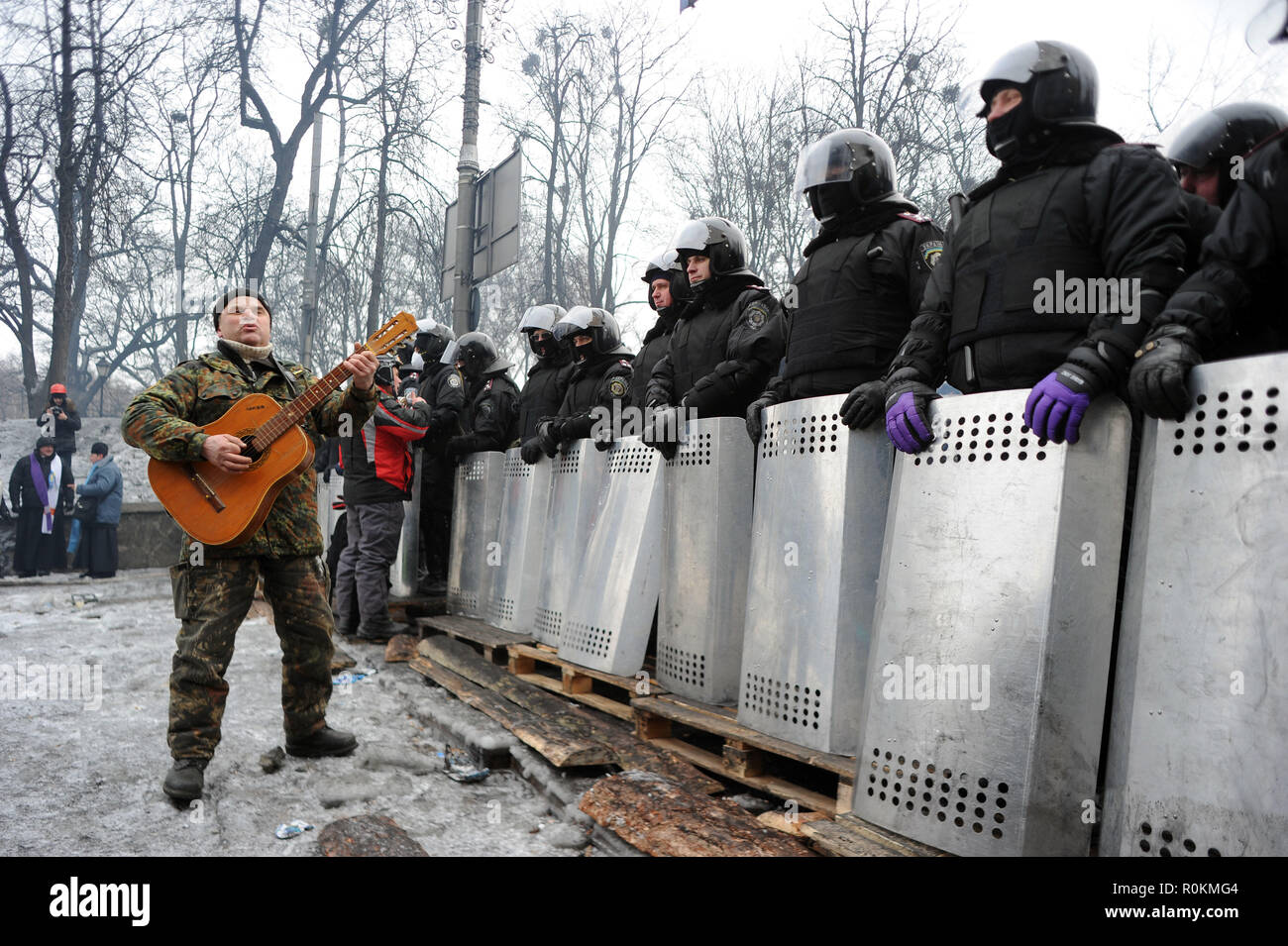 January 29, 2014 - Kiev, Ukraine: Anti-government protesters continue to reinforce barricades near Kiev's Independence Square, known as Maidan, as a tense standoff with police continues. Des manifestants s'activent pour renforcer des barricades pres de la place de l'Independance a Kiev, connue comme le Maidan. *** FRANCE OUT / NO SALES TO FRENCH MEDIA *** Stock Photo