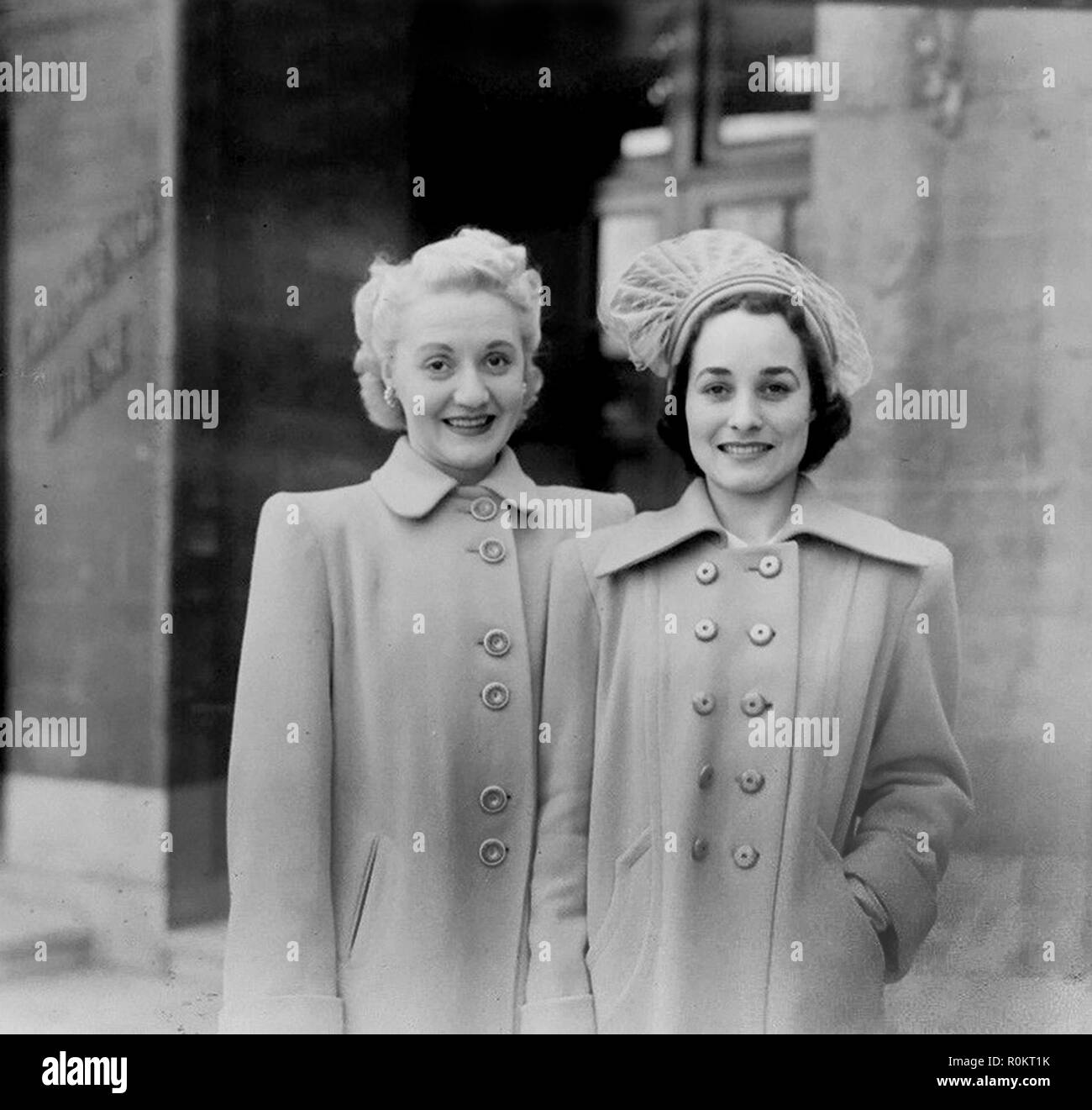 Fashion models outside the Grosvenor Hotel in London 1949 Stock Photo ...