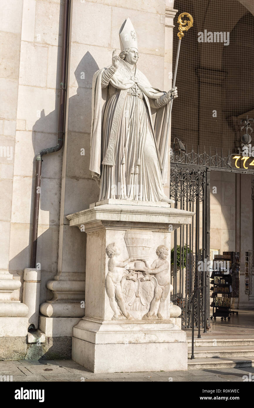 Statue of St Rupert, Cathedral of Salzburg, Austria, 2018. Detail des Salzburger Doms, Figur von St Rupert am Eingangsportal. Stock Photo