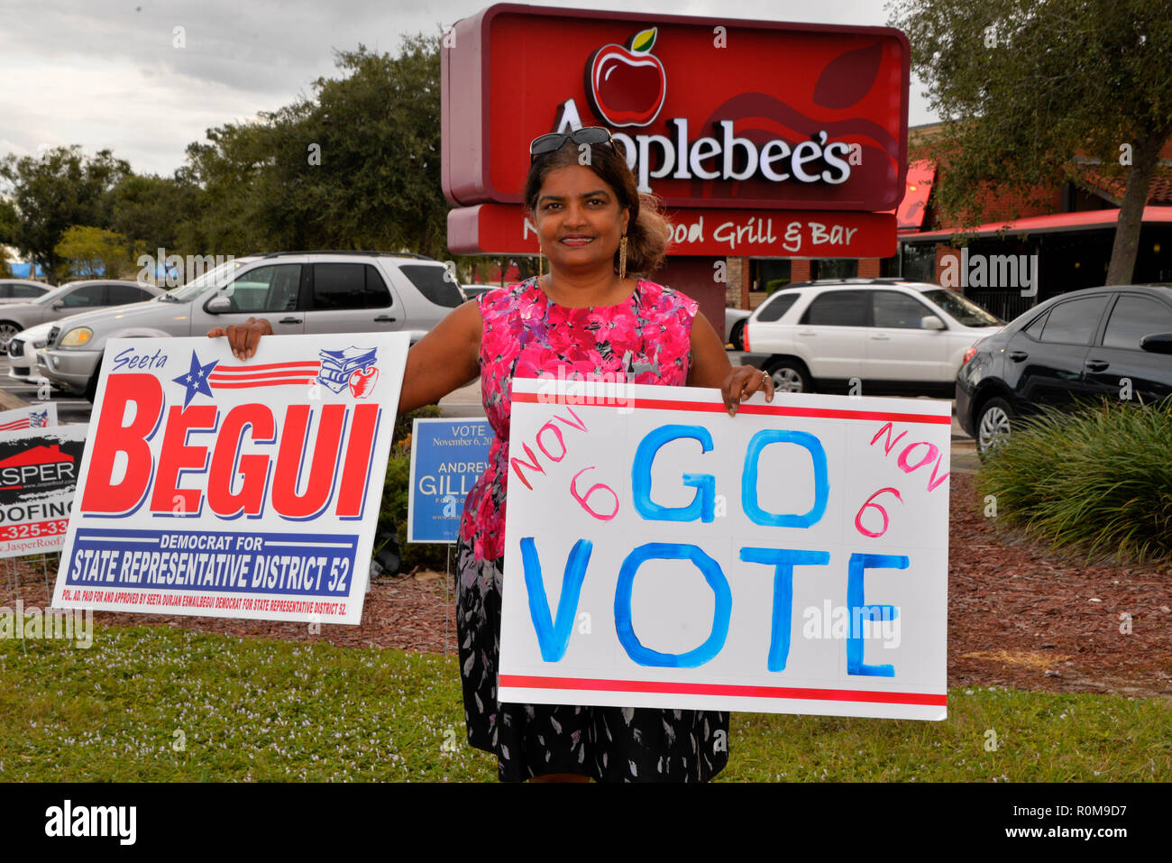 Melbourne, Florida, USA.  November 5, 2018 Candidates wave their political signs until sunset to get their massage out to the public who have not voted yet. Last day to vote in person is November 6 polls open at 0700 until 1900 hours. Photo Credit Julian Leek / Alamy Live News Stock Photo