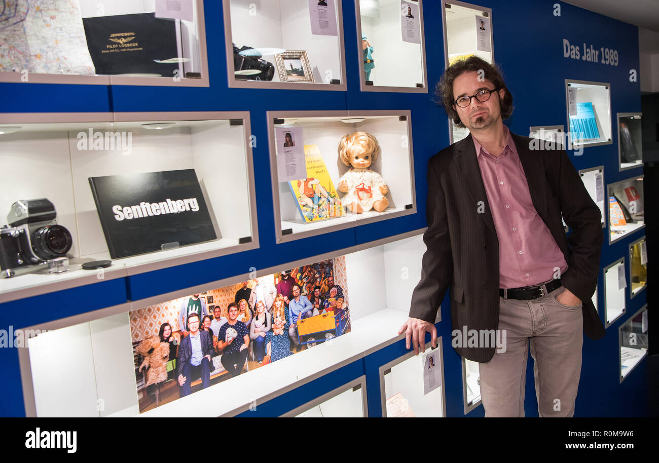 Berlin, Germany. 05th Nov, 2018. Sören Marotz, exhibition director of the GDR Museum, is on the occasion of a preview of the exhibition 'Jahrgang '89 - Die Kinder der Wende' at the GDR Museum in Mitte. The new cabinet exhibition will open on the anniversary of the fall of the Berlin Wall, 09.11.2018. (to 'New Exhibition in Berlin: Born 1989 - The Children of the Fall of the Wall' from 06.11.2018) Credit: Bernd von Jutrczenka/dpa/Alamy Live News Stock Photo