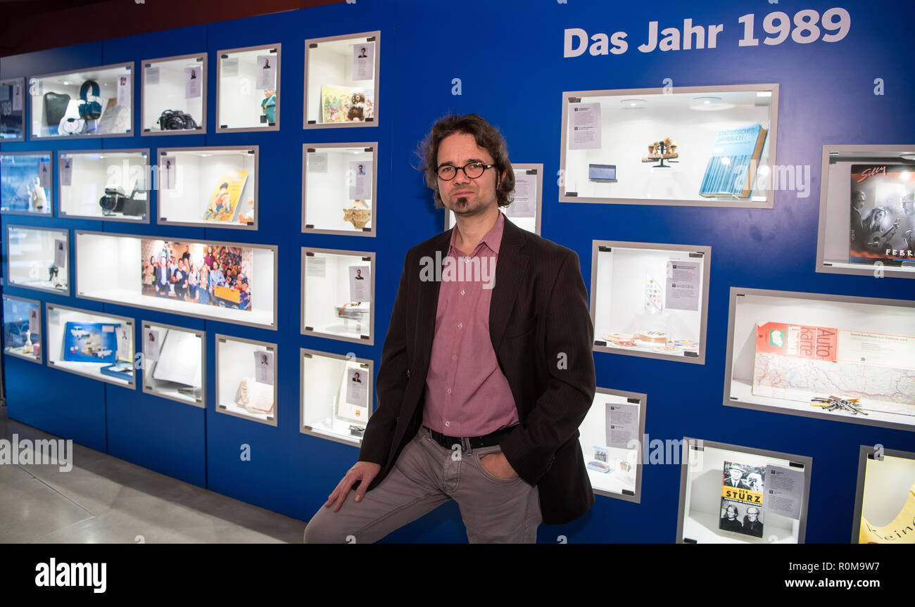 Berlin, Germany. 05th Nov, 2018. Sören Marotz, exhibition director of the GDR Museum, is on the occasion of a preview of the exhibition 'Jahrgang '89 - Die Kinder der Wende' at the GDR Museum in Mitte. The new cabinet exhibition will open on the anniversary of the fall of the Berlin Wall, 09.11.2018. (to 'New Exhibition in Berlin: Born 1989 - The Children of the Fall of the Wall' from 06.11.2018) Credit: Bernd von Jutrczenka/dpa/Alamy Live News Stock Photo