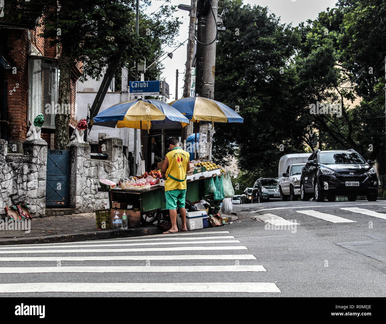 SÃO PAULO, SP - 06.11.2018: TRABALHO INFORMAL BATE RECORDE NO BRASIL - There are growing numbers of street vendors and self-employed workers in Brazil. According to data from the National Survey for Household Sample Continuous, released by the IBGE last week, Brazil broke the record for the number of people in the informal sector. It is estimated that 35 million Brazilian citizens are currently in informal activities, of which 11.5 million are without a formal contract and 23.5 million are self-employed. In the photo, walking with fruit stand in the neighborhood of Perdizes, west of São Paulo, Stock Photo