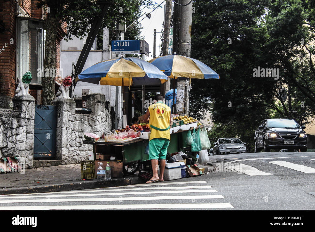 SÃO PAULO, SP - 06.11.2018: TRABALHO INFORMAL BATE RECORDE NO BRASIL - There are growing numbers of street vendors and self-employed workers in Brazil. According to data from the National Survey for Household Sample Continuous, released by the IBGE last week, Brazil broke the record for the number of people in the informal sector. It is estimated that 35 million Brazilian citizens are currently in informal activities, of which 11.5 million are without a formal contract and 23.5 million are self-employed. In the photo, walking with fruit stand in the neighborhood of Perdizes, west of São Paulo, Stock Photo