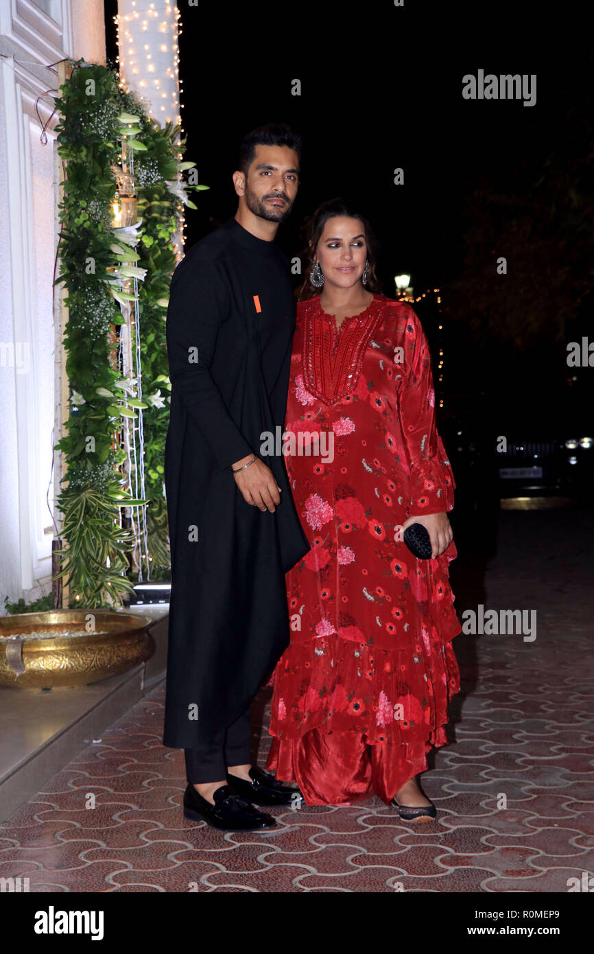 Mumbai, India. 4th Nov 2018. Actress Neha Dhupia with husband Angad Bedi attend Shilpa Shetty's Diwali party at Juhu in Mumbai. Credit: Azhar Khan/Alamy Live News Stock Photo