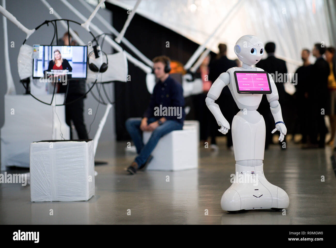 Hamburg, Germany. 06th Nov, 2018. Robot "Pepper" communicates with  journalists and guests in the exhibition "Out of Office": When robots and AI  work for us" at a press conference in the Museum