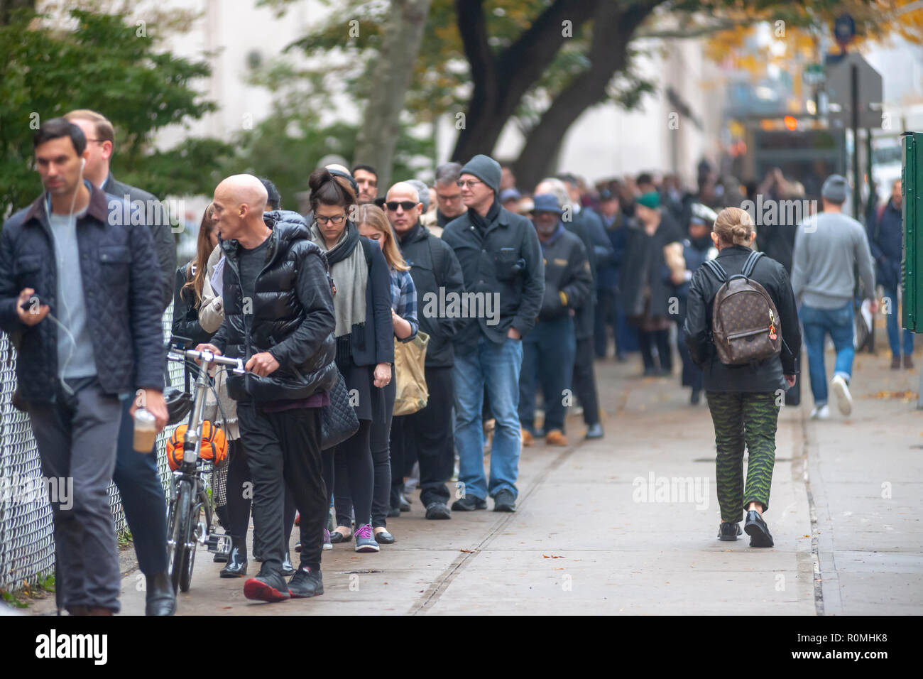 New York, USA. 6th November, 2018. Hundreds of voters wait in line to enter the PS33 polling station in the Chelsea neighborhood of New York on Election Day, Tuesday, November 6, 2018. Credit: Richard Levine/Alamy Live News Stock Photo
