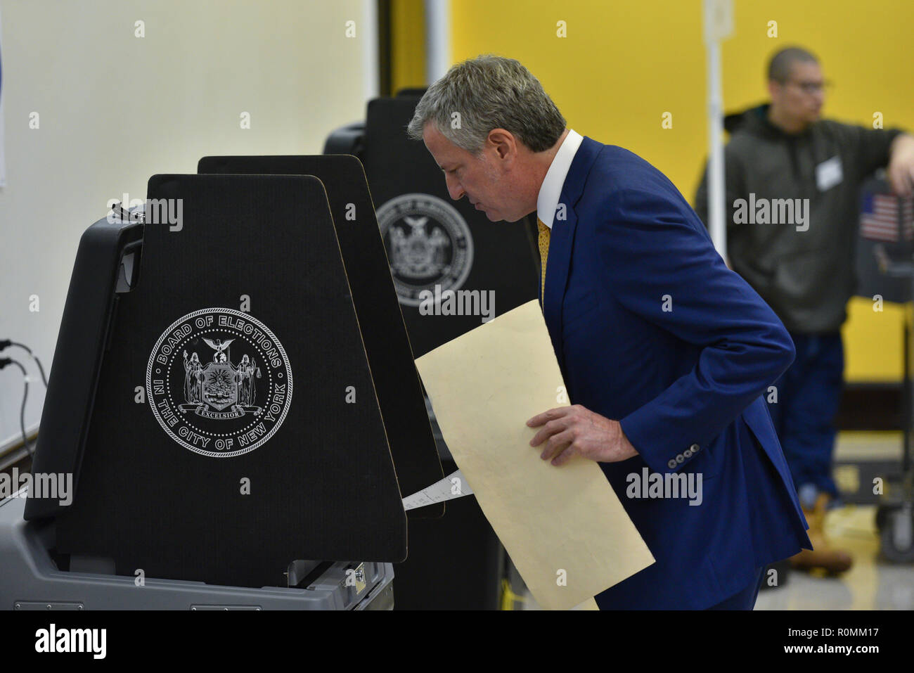 New York, USA. 6th November, 2018. Mayor Bill de Blasio casts his vote during the Midterm Elections in the Park Slope section of Brooklyn, New York on November 6, 2018. Credit: Erik Pendzich/Alamy Live News Stock Photo