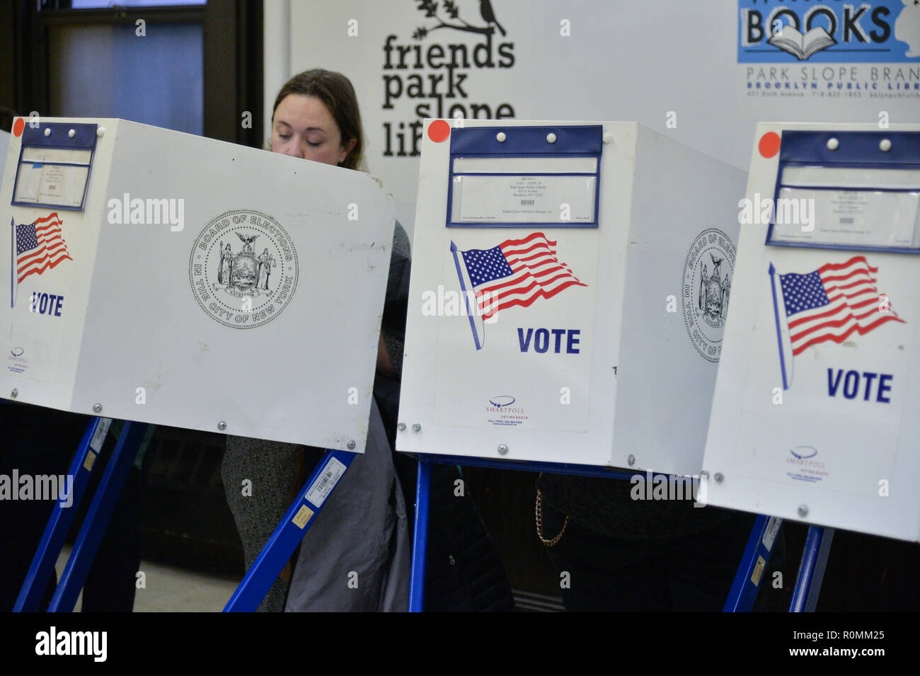 New York, USA. 6th November, 2018. Residents in the Park Slope section of Brooklyn, New York cast their vote during the Midterm Elections on November 6, 2018. Credit: Erik Pendzich/Alamy Live News Stock Photo