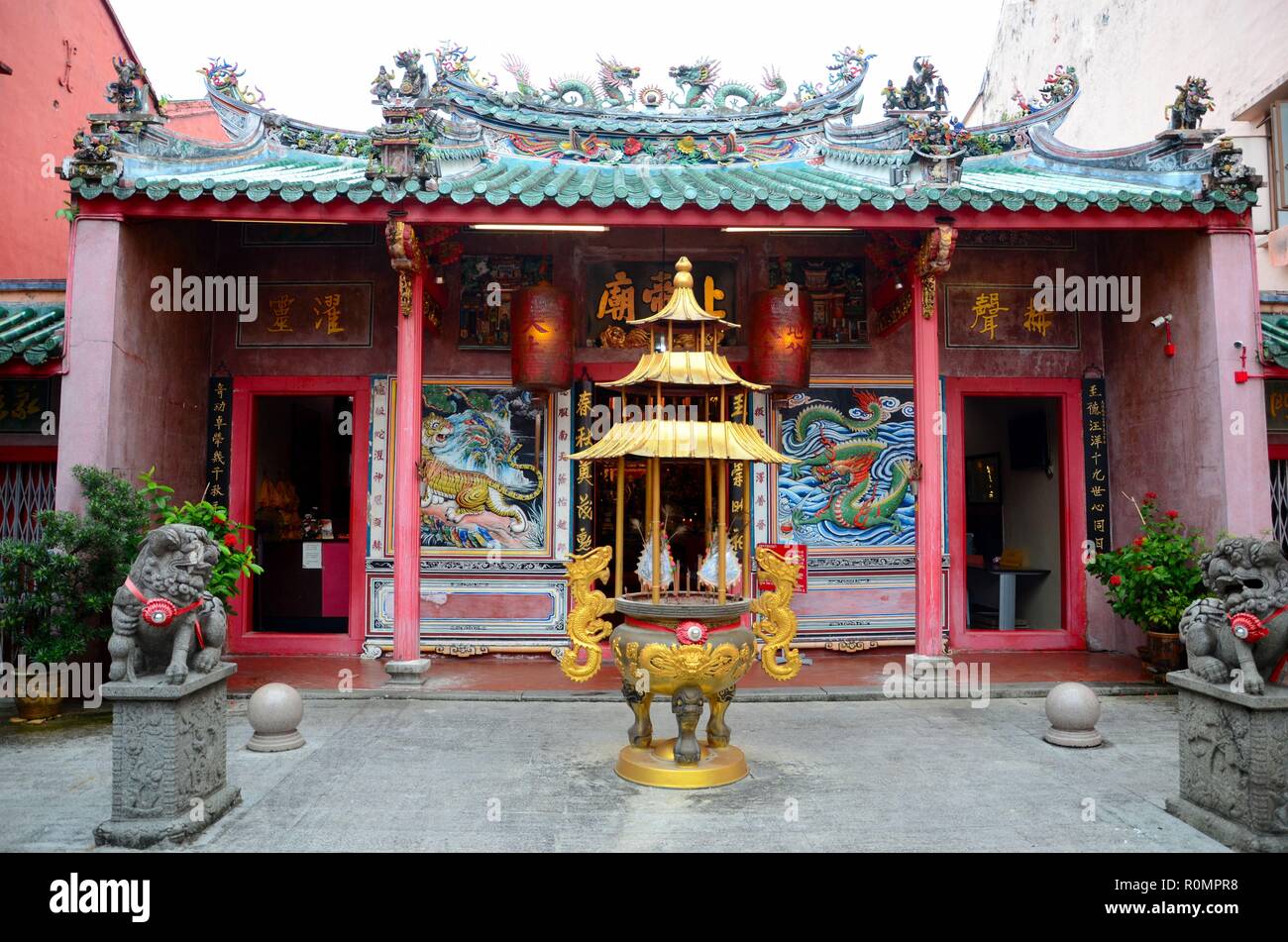 Dragon urn hi-res stock photography and images - Alamy