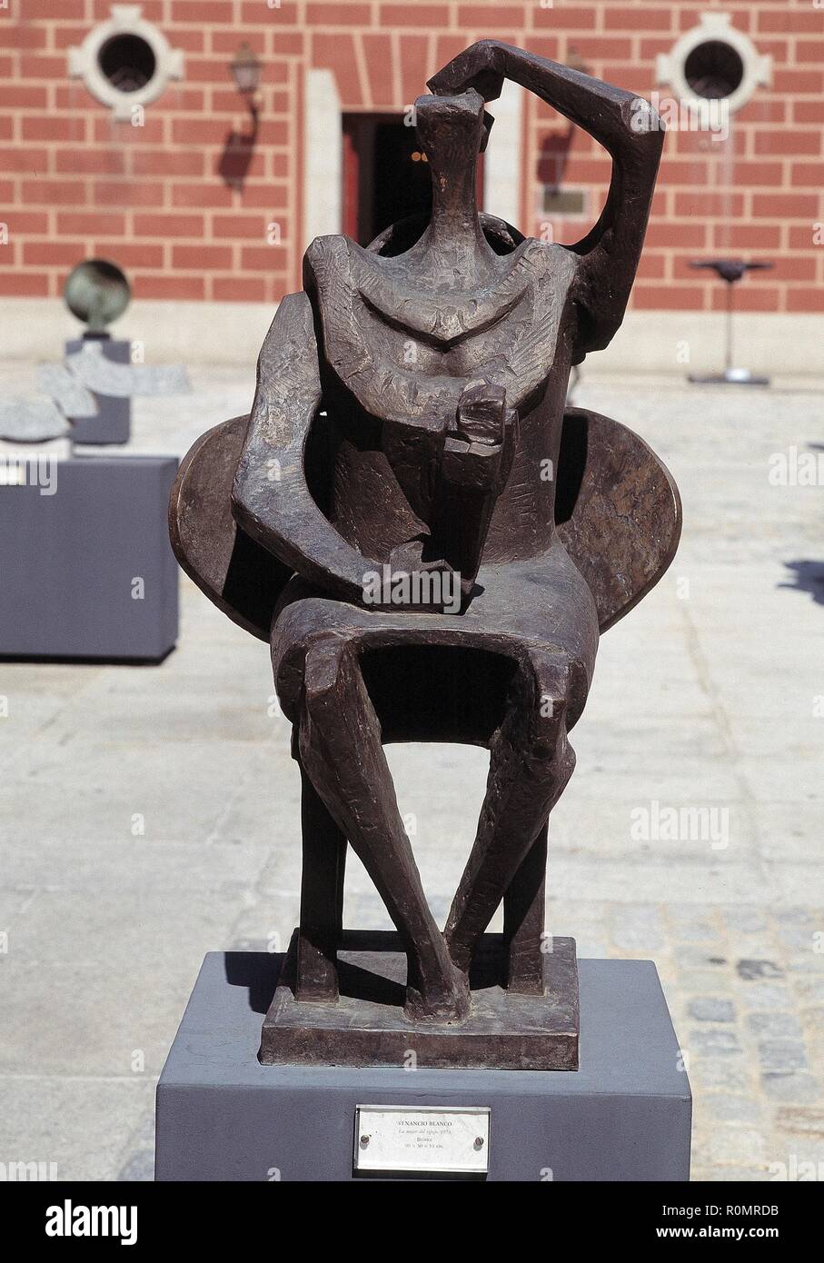 File:Escultura Família, de Xavier Corberó.jpg - Wikimedia Commons