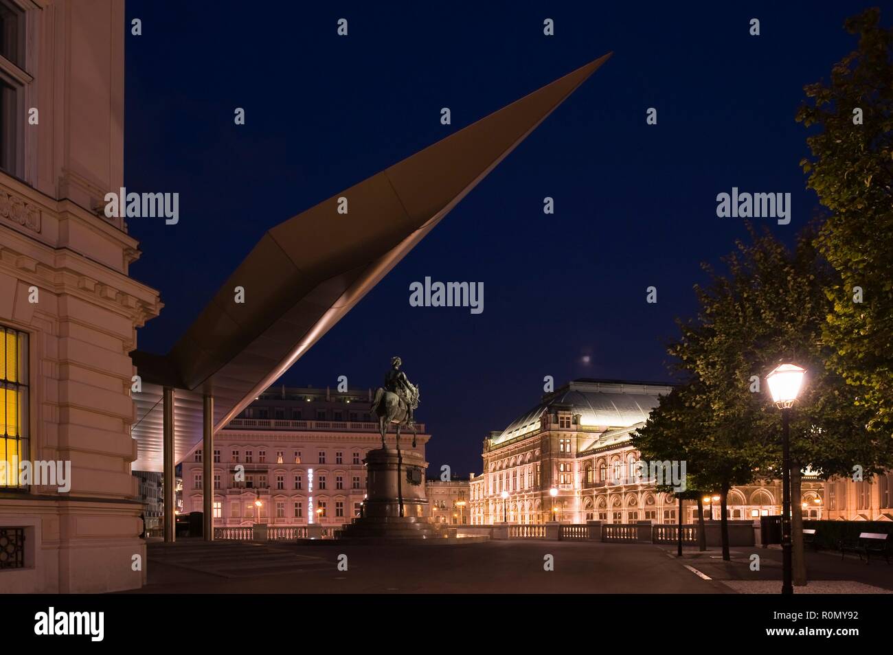 Wien, Albertina und Erzherzog-Albrecht-Denkmal, im Hintergrund Soravia Wing (Vordach) und Staatsoper Stock Photo