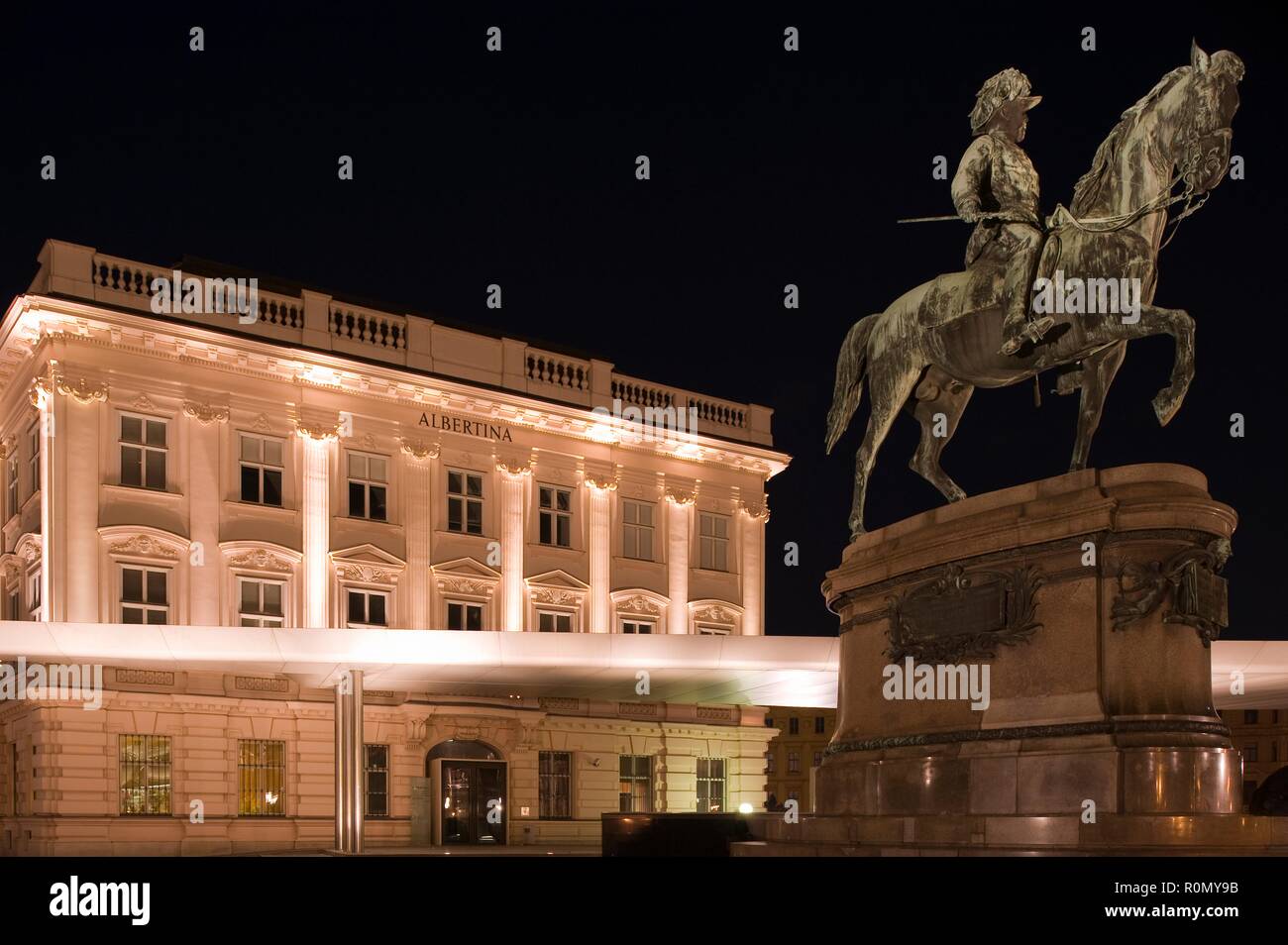 Wien, Albertina und Erzherzog-Albrecht-Denkmal, im Hintergrund Soravia Wing (Vordach) Stock Photo