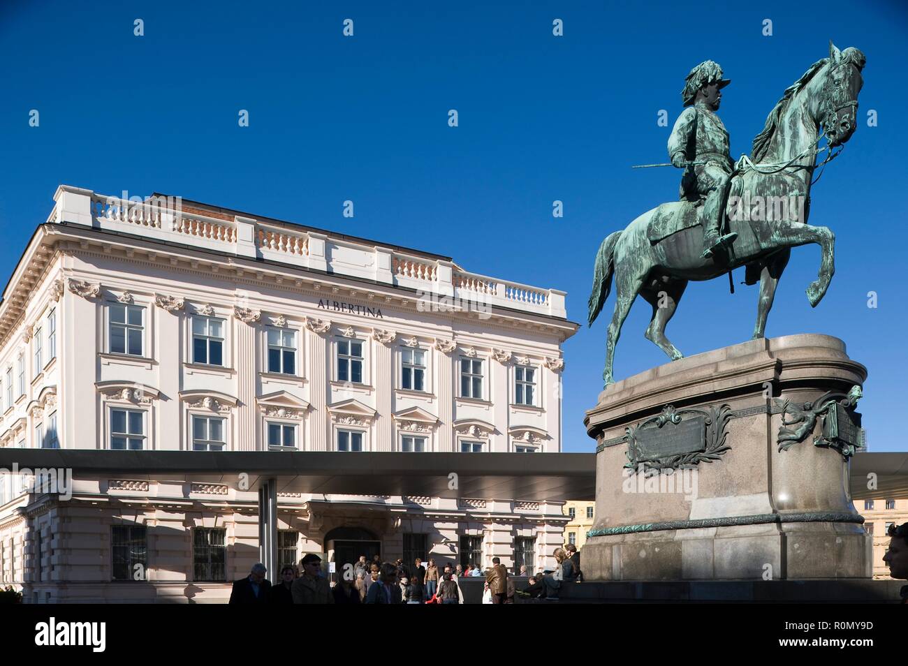 Wien, Albertina und Erzherzog-Albrecht-Denkmal, im Hintergrund Soravia Wing (Vordach) Stock Photo