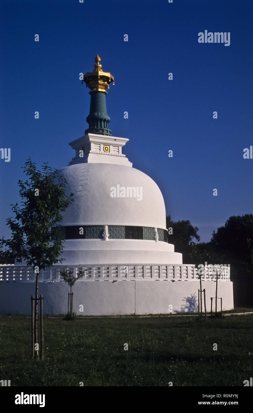 Wien, Friedenspagode (Stupa) an der Donau - Vienna, Stupa Stock Photo -  Alamy