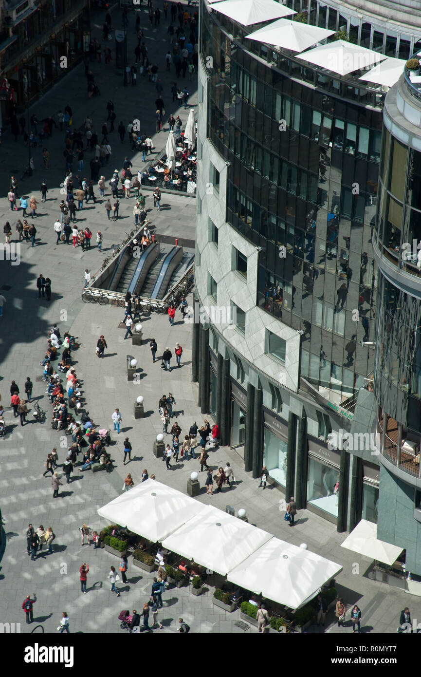 Wien, Stephansplatz, Haas Haus, Hans Hollein 1989 - Vienna, Stephansplatz, Haas House by Hans Hollein 1989 Stock Photo