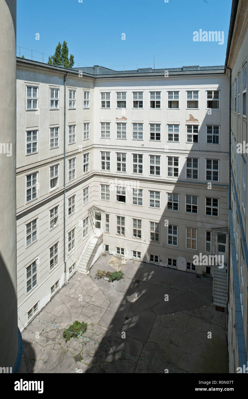 Wien, ehemaliges Finanzamt für den 4.,5.,10. Bezirk Stock Photo - Alamy