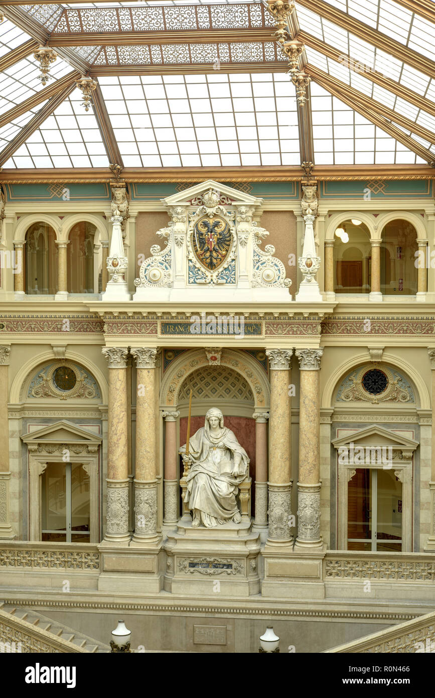 Wien, Justizpalast, Aula, Statue der Justitia - Vienna, Palace of Justice, Justitia Statue Stock Photo