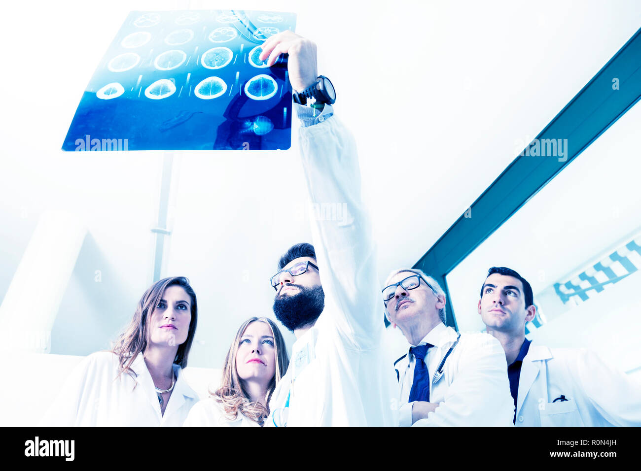Team doctors discussing surgery hi-res stock photography and images - Alamy