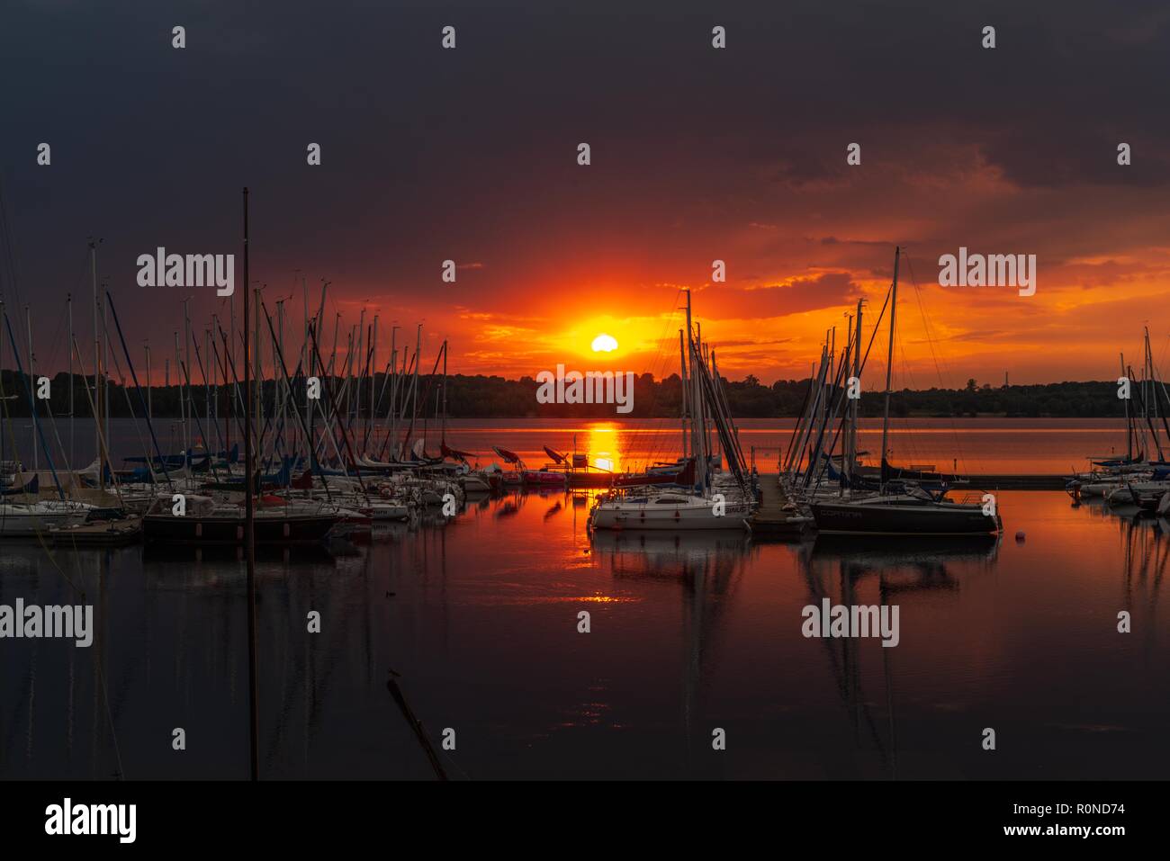 Sonnenuntergang am See, Zöbigker Hafen, Pier 1, Leipzig, Markkleeberg Stock Photo