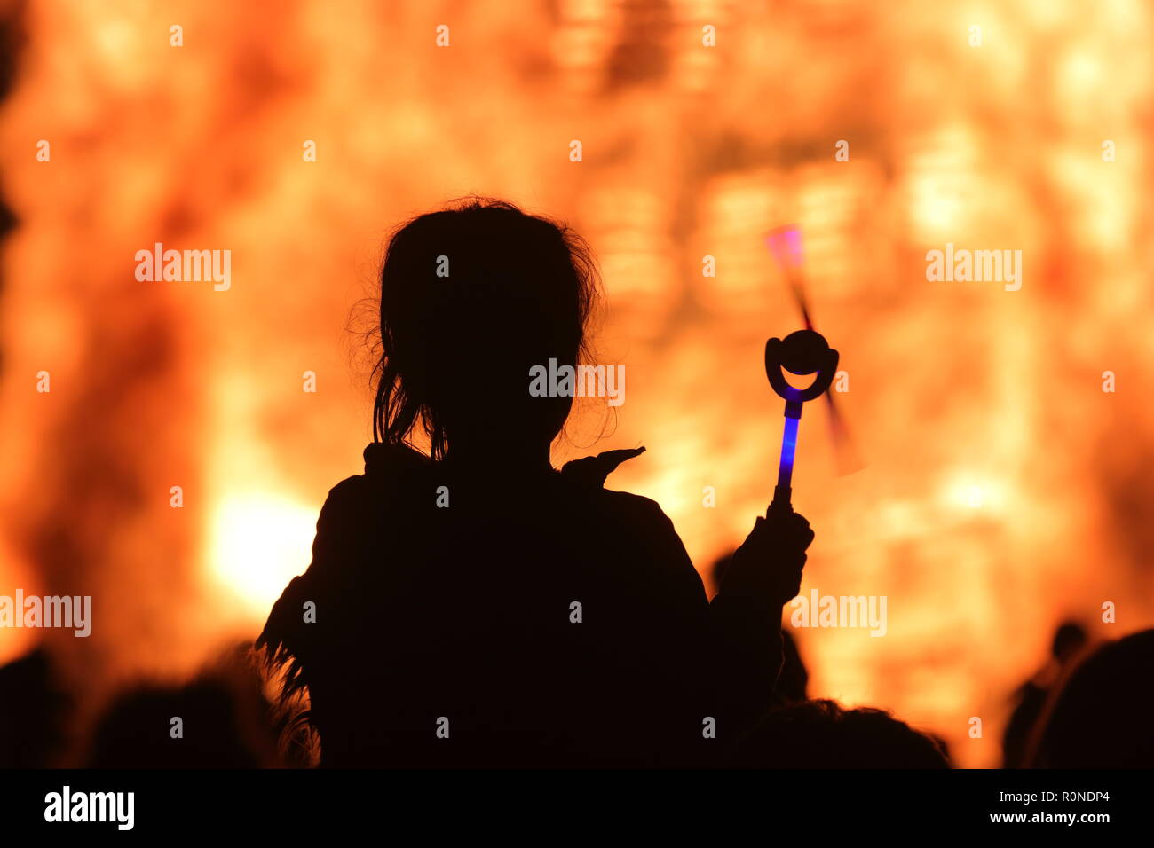 People silhouetted against a bonfire at Springhead Park, Rothwell , Leeds, West Yorkshire Stock Photo
