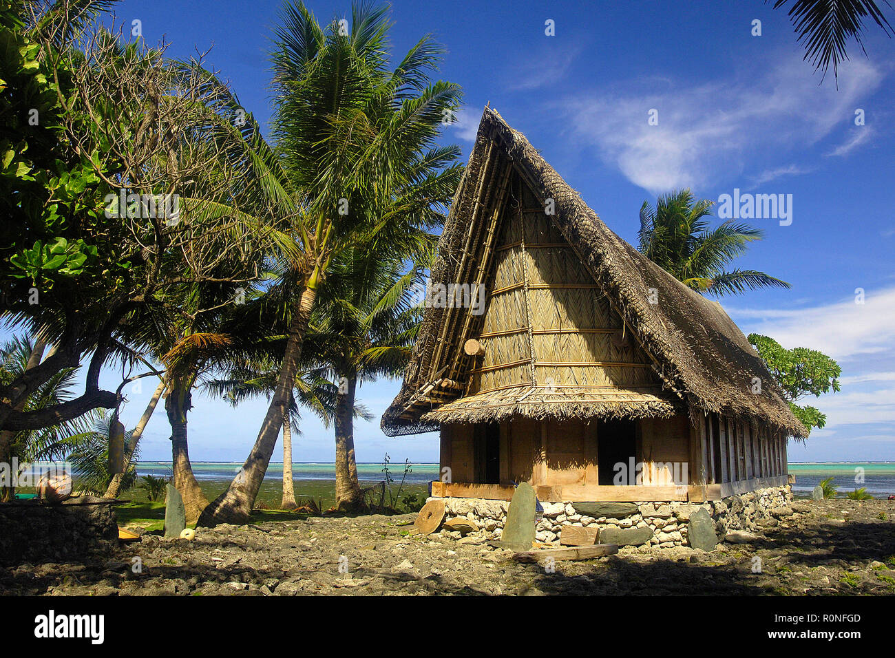 Steingeld vor traditionellem Männerhaus, Yap, Mikronesien | Stone money at a traditional men house, Yap, Micronesia Stock Photo