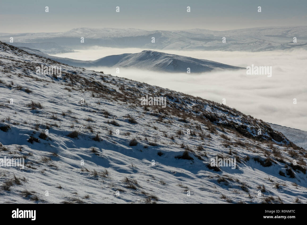 Temperture inversion on the edge of the Kinder Scout plateau looking towards Mount Famine Stock Photo