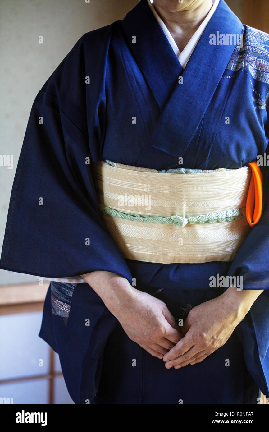 Japanese woman kneeling hi-res stock photography and images - Alamy