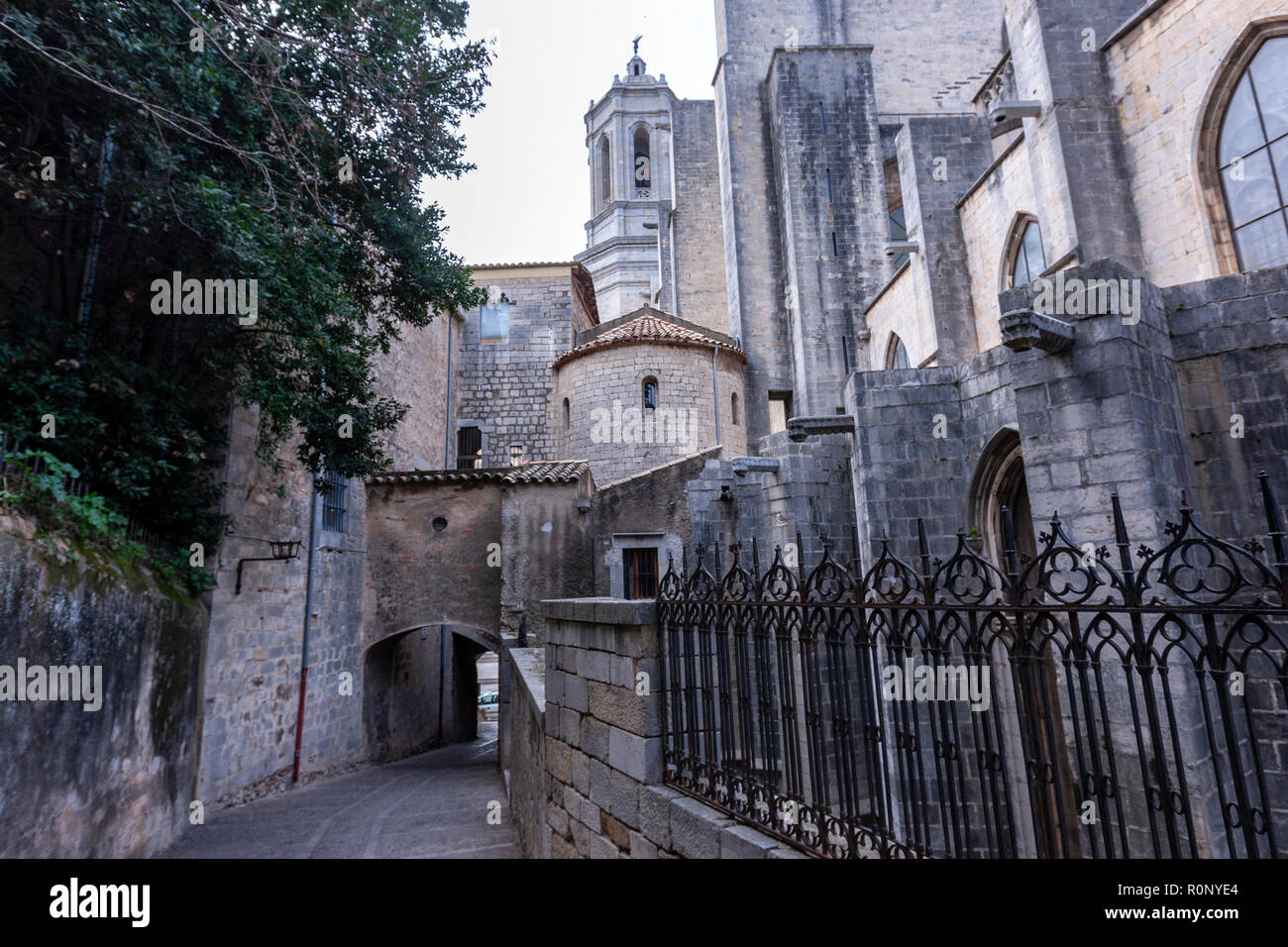 Alley around the arches the northern facade of the cathedral of Girona, Girona, Catalonia, Spain Stock Photo