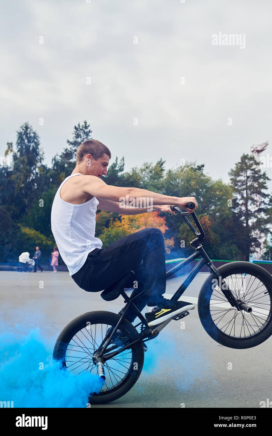 Bmx rider hi-res stock photography and images - Alamy
