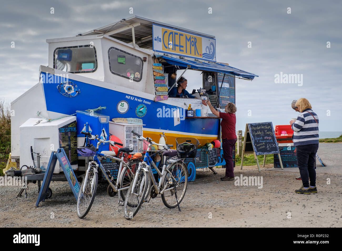 MOBILE FOOD STALL AT SEA SIDE PEMBROKESHIRE Stock Photo