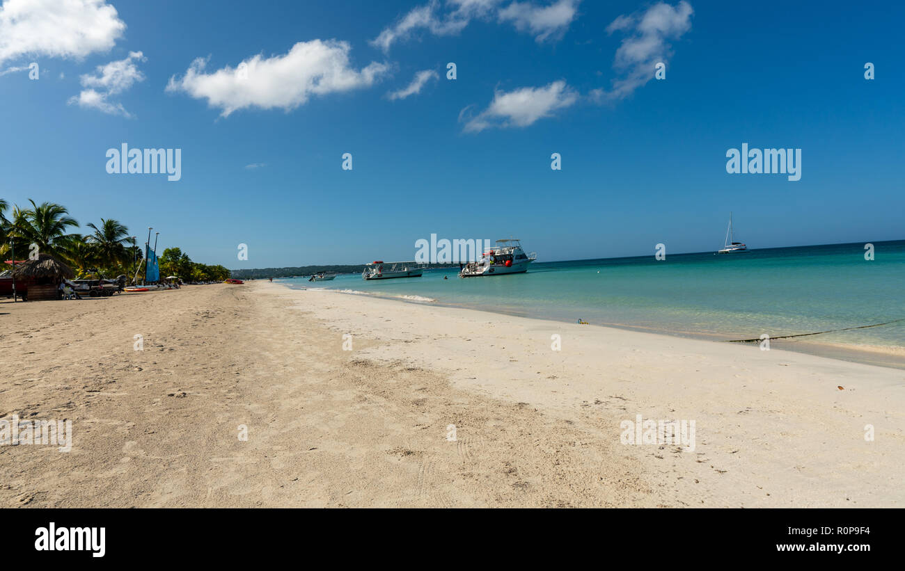 Bright sunny day on 7 mile beach in Negril Jamaica Stock Photo Alamy