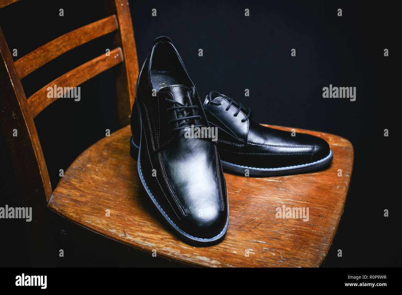 Shoe shine chair hi-res stock photography and images - Alamy