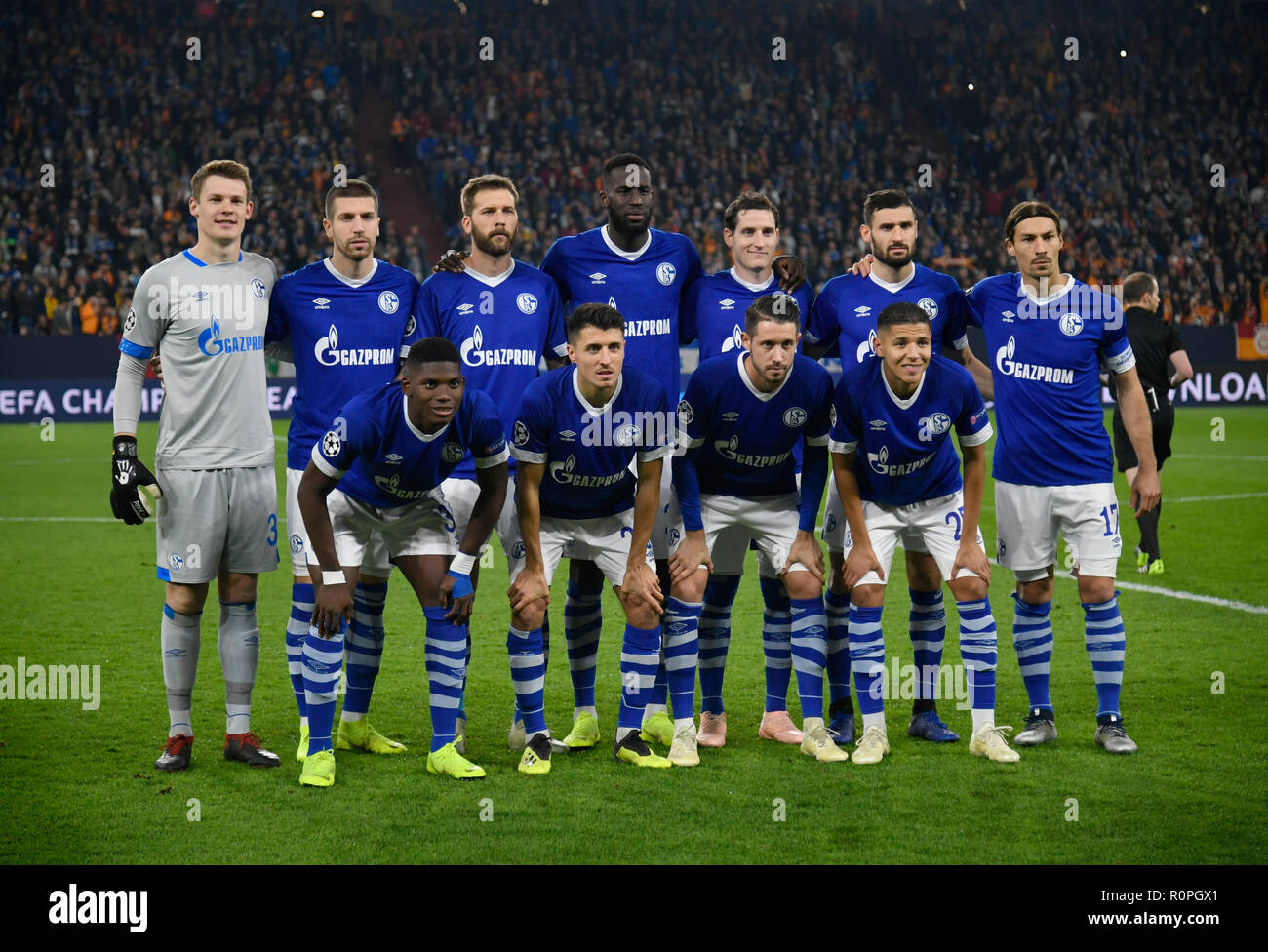 Gelsenkirchen, Germany. 06th Nov, 2018. Soccer: Champions League, FC Schalke  04 - Galatasaray Istanbul, Group stage, Group D, Matchday 4 in the Veltins  Arena. The players of Schalke stand for a team