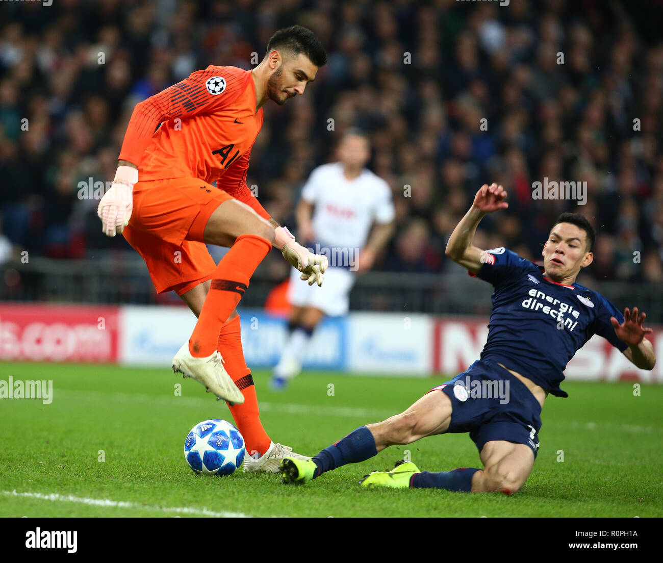 London, England, 06th November 2018.  L-R Tottenham Hotspur's Paulo Gazzaniga and Hirving Lozano of PSV Eindhoven during Champion League Group B between Tottenham Hotspur and PSV Eindhoven at Wembley stadium , London, England on 06 Nov 2018. Credit Action Foto Sport  FA Premier League and Football League images are subject to DataCo Licence. Editorial use ONLY. No print sales. No personal use sales. NO UNPAID USE Credit: Action Foto Sport/Alamy Live News Stock Photo