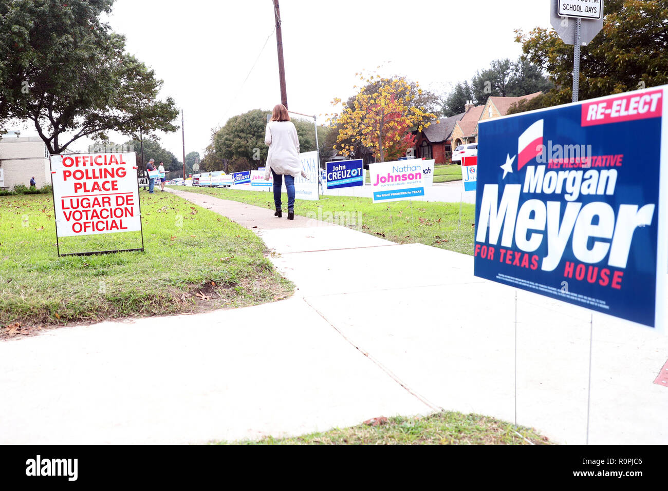 Dallas, TX, USA. 6th Nov, 2018. View outside of polling location during the 2018 Midterm Elections in Dallas, Texas on November 6, 2018. Credit: Mpi34/Media Punch/Alamy Live News Stock Photo