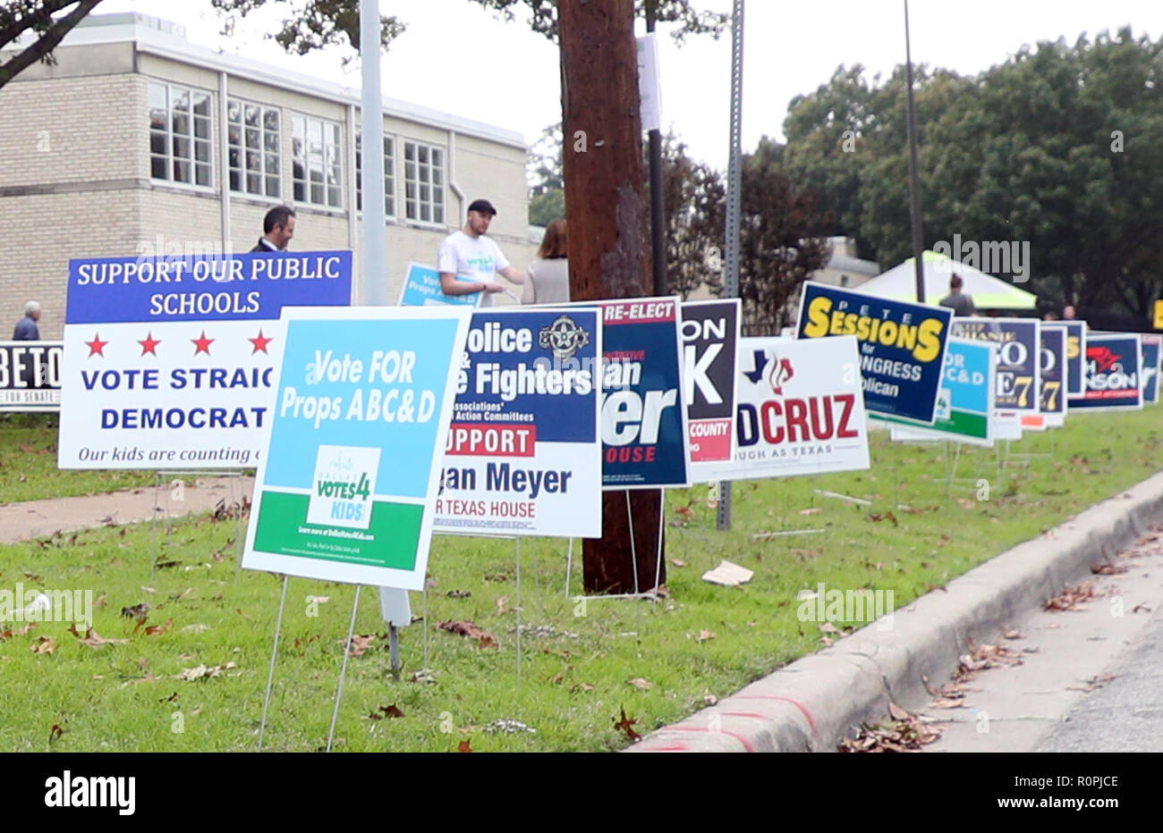 Dallas, TX, USA. 6th Nov, 2018. View outside of polling location during the 2018 Midterm Elections in Dallas, Texas on November 6, 2018. Credit: Mpi34/Media Punch/Alamy Live News Stock Photo