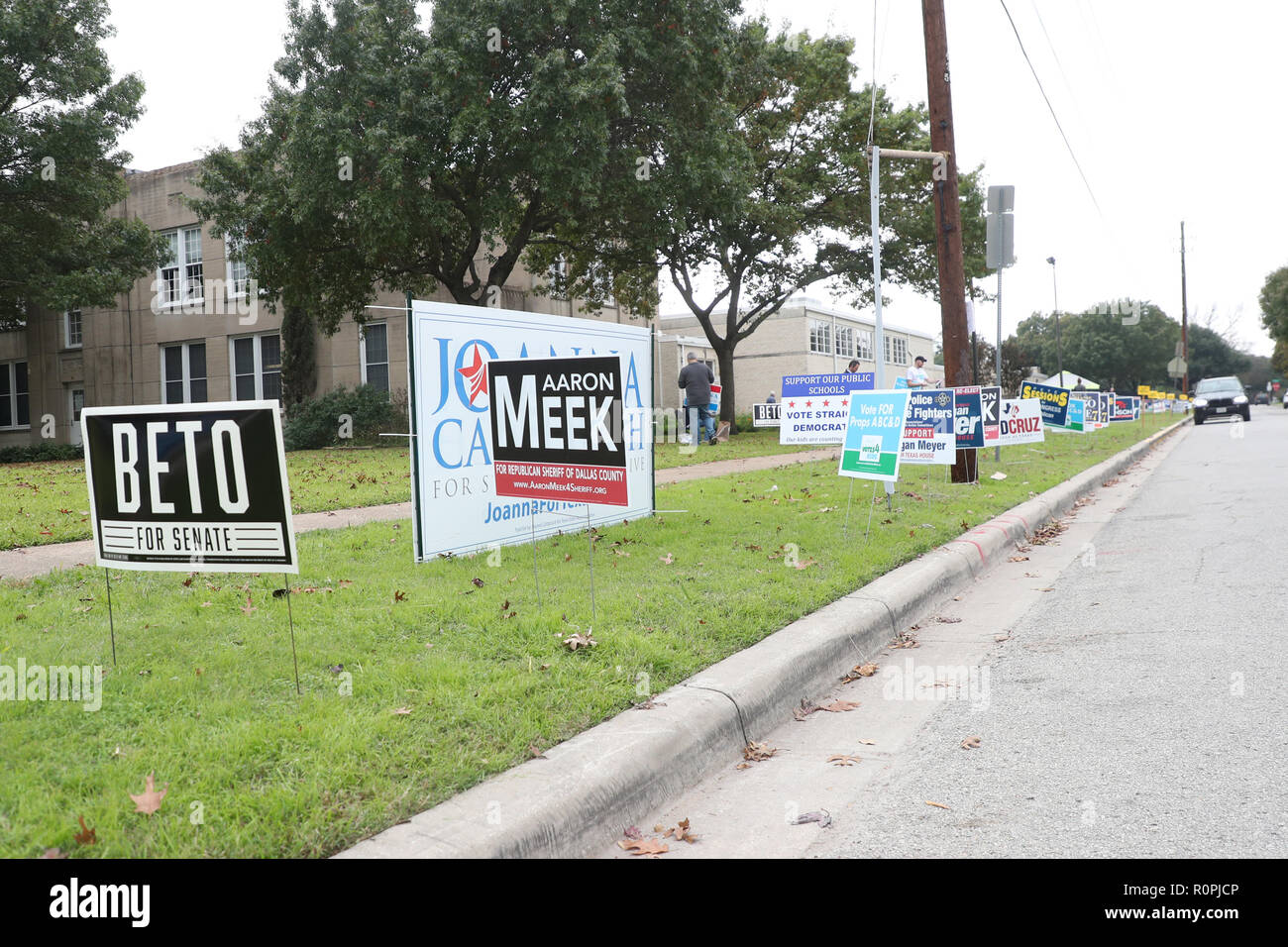 Dallas, TX, USA. 6th Nov, 2018. View outside of polling location during the 2018 Midterm Elections in Dallas, Texas on November 6, 2018. Credit: Mpi34/Media Punch/Alamy Live News Stock Photo
