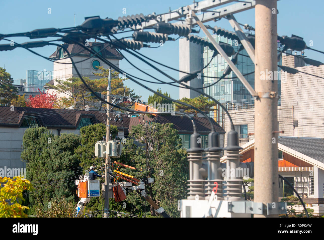 Seoul. 1st Nov, 2018. Electricity in Seoul, Nov 1, 2018 Electrical engineers check a power
