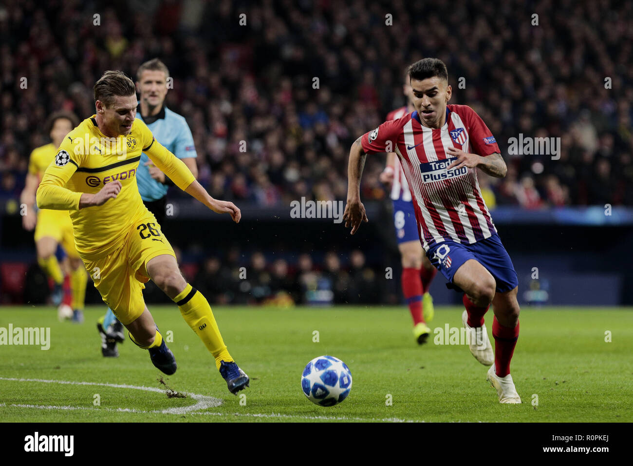 Madrid, Madrid, Spain. 6th Nov, 2018. Atletico de Madrid's Angel Martin Correa and Borussia Dortmund's Lukasz Piszczek during UEFA Champions League match between Atletico de Madrid and Borussia Dortmund at Wanda Metropolitano Stadium. Credit: Legan P. Mace/SOPA Images/ZUMA Wire/Alamy Live News Stock Photo