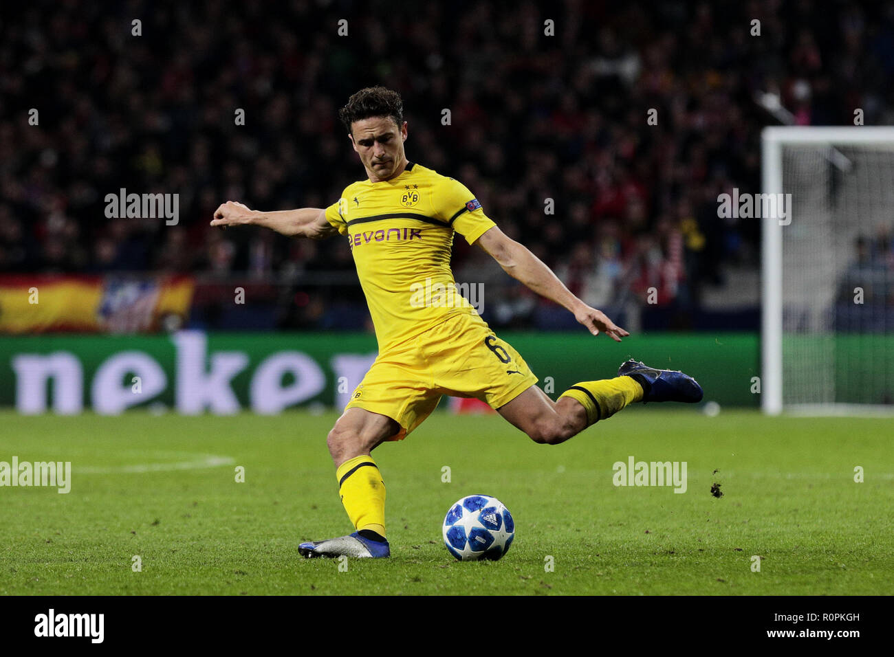 Madrid, Madrid, Spain. 6th Nov, 2018. Borussia Dortmund's Thomas Delaney during UEFA Champions League match between Atletico de Madrid and Borussia Dortmund at Wanda Metropolitano Stadium. Credit: Legan P. Mace/SOPA Images/ZUMA Wire/Alamy Live News Stock Photo