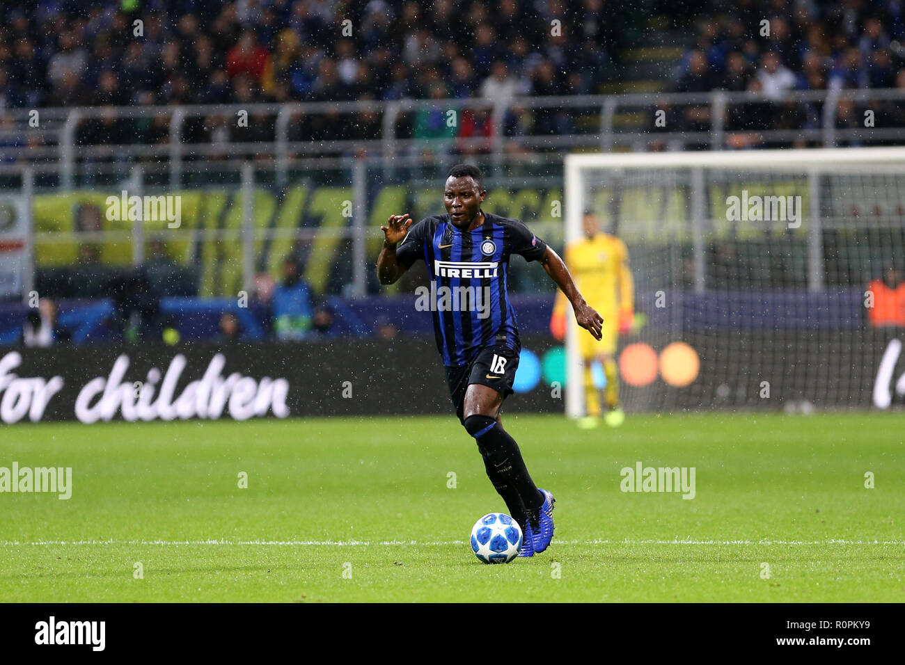 Milano, Italy. 6th November, 2018.  Kwadwo Asamoah of FC Internazionale in action during Uefa Champions League  Group B match  between FC Internazionale and Fc Barcelona. Credit: Marco Canoniero/Alamy Live News Stock Photo