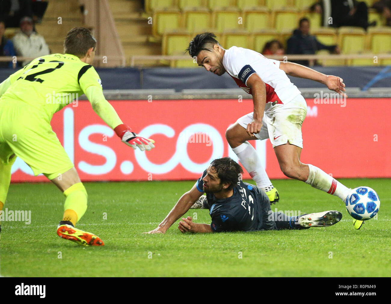 Fontvieille. 6th Nov, 2018. Rezaei Kaveh (Bottom) and goalkeeper Ethan Horvath (L) of Brugge vie with Radamel Falcao of Monaco during the UEFA Champions League group A match between Monaco and Club Brugge in Fontvieille, Monaco on Nov. 6, 2018. Brugge won 4-0. Credit: Serge Haouzi/Xinhua/Alamy Live News Stock Photo