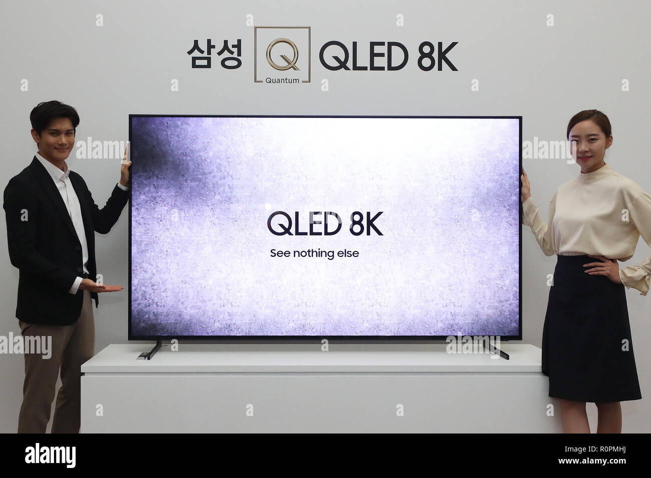 07th Nov, 2018. Samsung promotes QLED 8K in Seoul Employees stand next to a QLED 8K TV, a premium TV manufactured by Samsung Electronics, during a publicity event in Seoul on Nov. 7, 2018. The QLED 8K is one of Samsung Electronics' latest premium TVs. The tech giant has been promoting QLED TVs as their high-end products, which utilize quantum dot technology. Credit: Yonhap/Newcom/Alamy Live News Stock Photo
