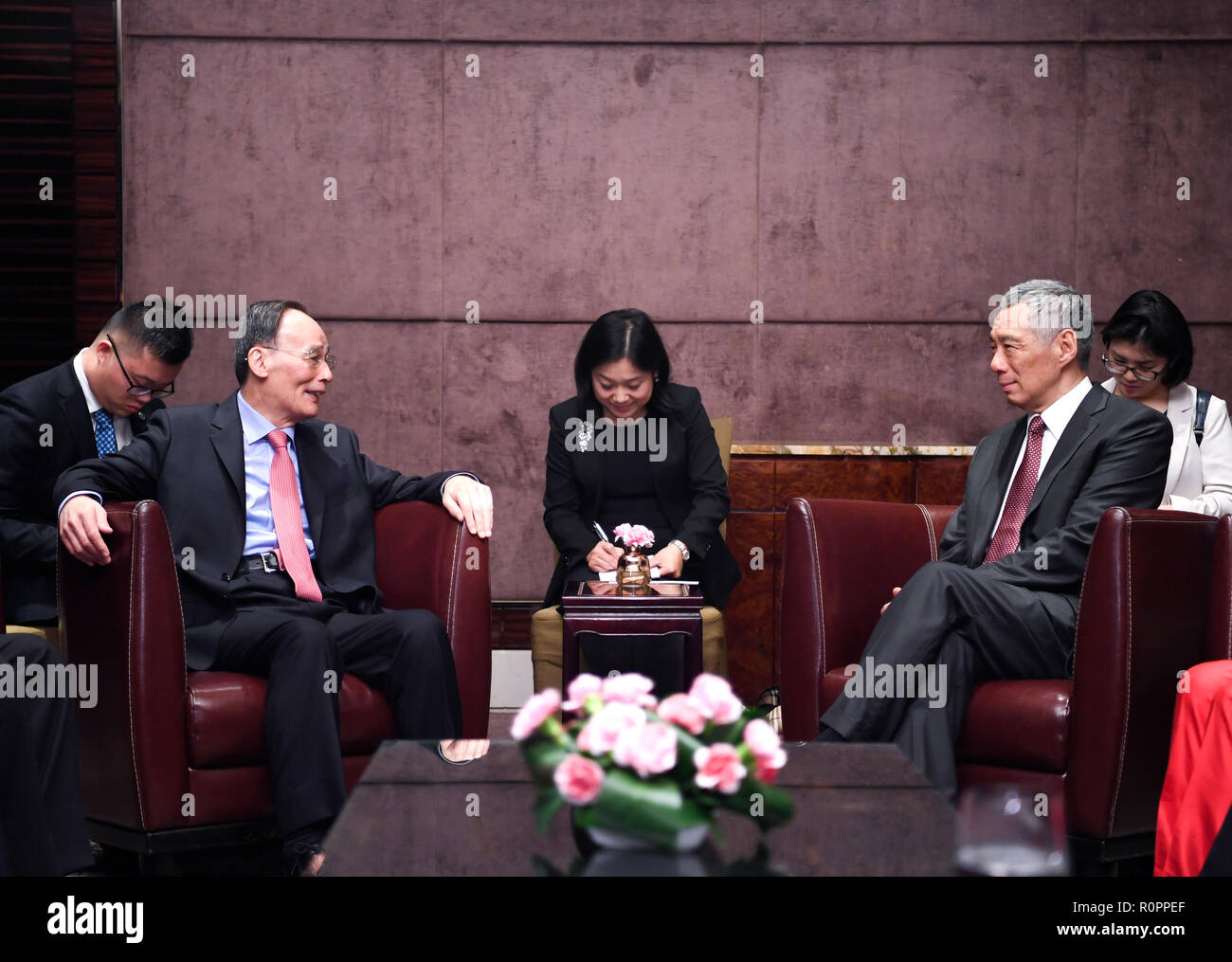 Singapore. 6th Nov, 2018. Chinese Vice President Wang Qishan (L) meets ...