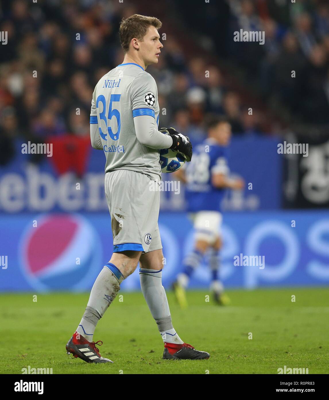 firo: 06.11.2018, Football, 1.Bundesliga, Season 2018/2019, UEFA, Champions  League, CL, FC Schalke 04 - Galatasaray Istanbul. 2: 0 goalkeeper Alexander  NUBEL, Schalke, whole figure | usage worldwide Stock Photo - Alamy