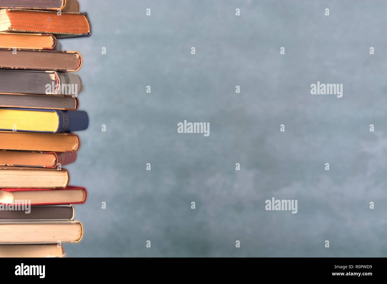 Germany. 05th Nov, 2018. Ein Stapel alter Bücher mit Einbänden am linken Bildrand vor einem neutralen, grün-melierten Hintergrund. | usage worldwide Credit: dpa/Alamy Live News Stock Photo