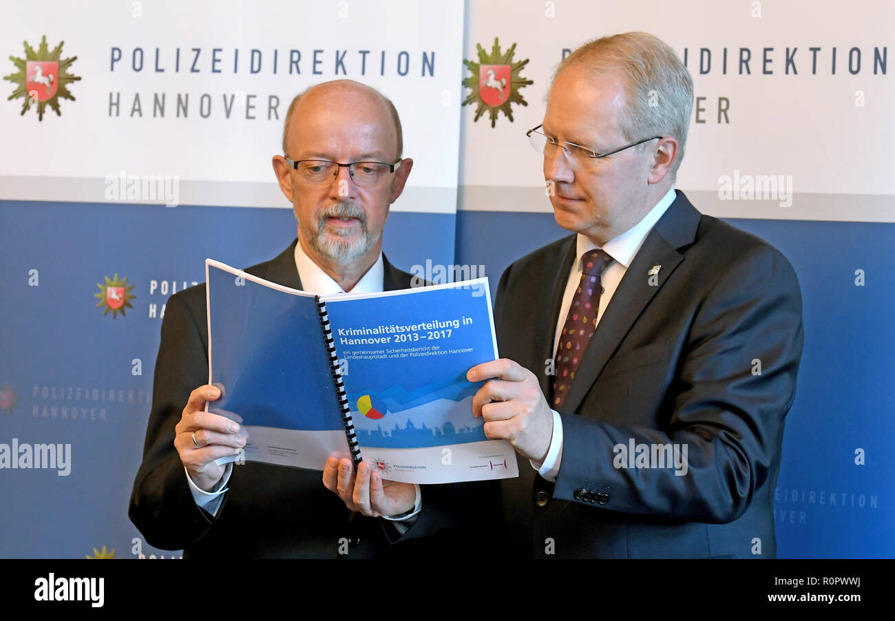 07 November 2018, Lower Saxony, Hannover: Stefan Schostok (r), Lord Mayor of Hanover, and Hanover's Police Commissioner Volker Kluwe (l) present a safety report during a press conference. The city of Hanover has recently sent its own security service onto the streets in consultation with the police. Photo: Holger Hollemann/dpa Stock Photo